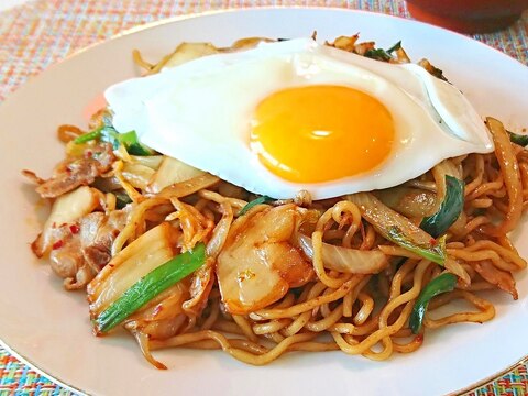 豚ニラキムチやきそば　目玉焼きのっけ